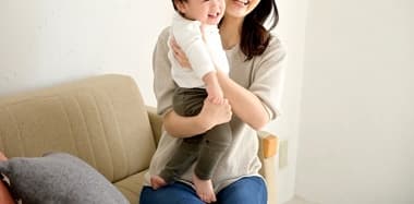 赤ちゃんを抱っこする母親