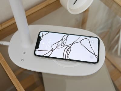 beauty actress ミラーマットホワイトでスマホを充電中