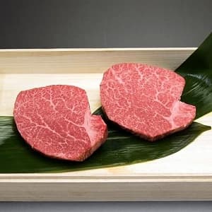 2枚の美味しそうなシャトーブリアンのヒレ、ステーキ肉