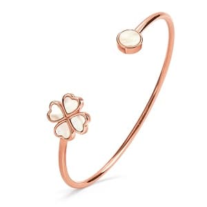 白いクローバーがモチーフのピンク色のクローバーバングル