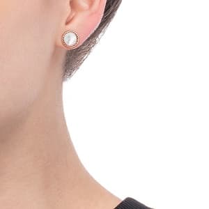 左耳に付けた サークルピアス