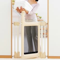 洗濯物を抱えてハンズフリーゲート （拡張フレーム1本付き）を通るママ