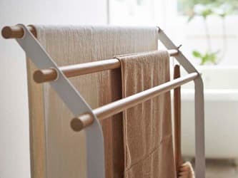 タオルが掛かった バスタオルハンガー ホワイトのアップ画像