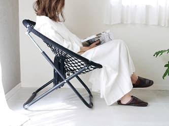 ハンモック フォールディング チェア ブラックに座って読書する女性