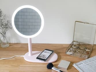 BEAUTY-ACTRESSミラー ライトピンクでスマホを充電