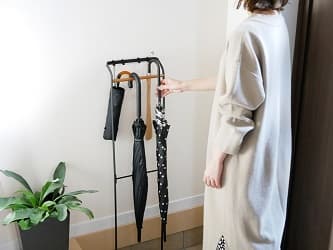 引っ掛けアンブレラスタンド ブラックに傘を掛ける女性