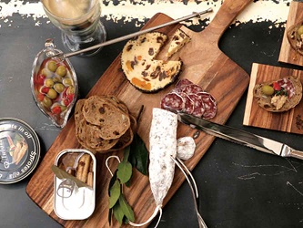 様々な料理が乗った アカシア カッティングボード- L