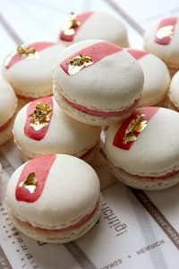 積み重なった マカロン「サクラ」|洋菓子