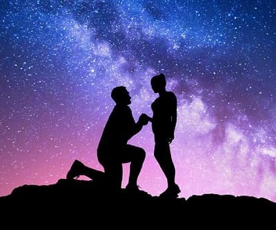 夜空をバックにプロポーズする男性