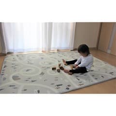 フローリングに敷いたリバーシブルプレイマット 地図・雲 1.5帖