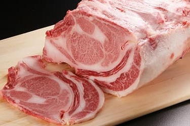 ブロックからカットしたリブステーキ