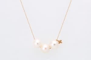 3粒のパールで装飾されたブランシュペルルネックレス