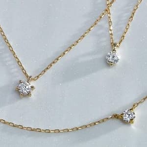 輝くダイヤが美しい 3本のシスオングルネックレス