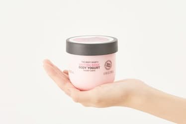 左の手のひらに載せた ボディヨーグルト