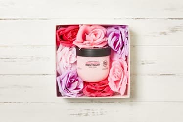 箱に入れ、周りにバラを敷き詰めた ボディヨーグルト