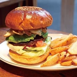 美味しそうなハンバーガーとポテト