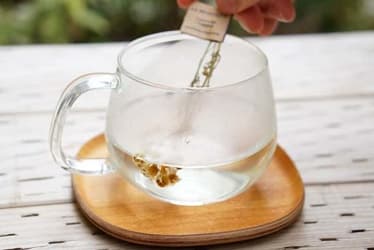 カップにお湯を注いだ カモミールハーブティー