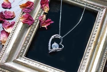 黒い額に入った マドンナ オープンハート スワロフスキー ネックレス