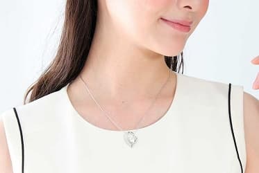 女性の首に掛けた マドンナ オープンハート スワロフスキー ネックレス