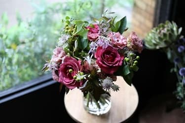 テーブルに置かれた 花瓶に入った 綺麗な 生花 2