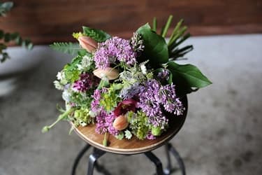 テーブルに置かれた 花瓶に入った 綺麗な 生花 3