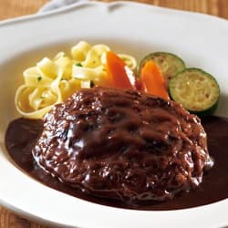 お皿に移した美味しそうなハンバーグセット