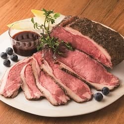 お皿に盛りつけた銀座4丁目スエヒロのサーロインローストビーフ