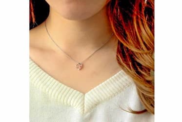 女性の首に掛けた テディベア & 誕生石オープンハート ネックレス