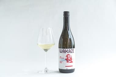 THE BOTANICのボトルと琥珀色の中身が注がれたグラス