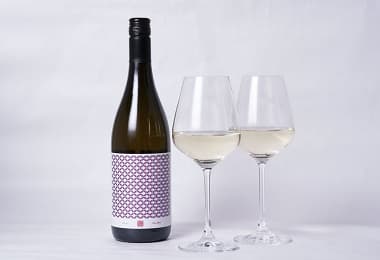 WA CLASSICのボトルと中身を注いだ2つのワイングラス