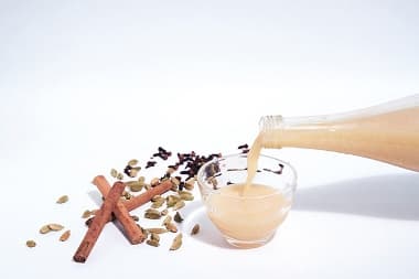 グラスに「どぶろくコーラ」を注ぐ