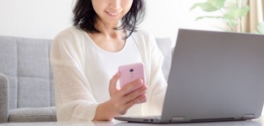 スマホで検索する女性