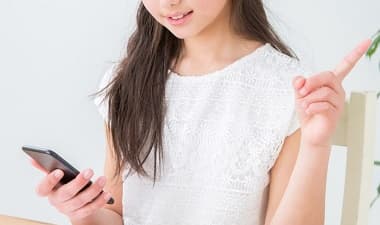 スマホで商品を選ぶ女性