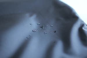 撥水加工され、水が浸み込んでいない生地