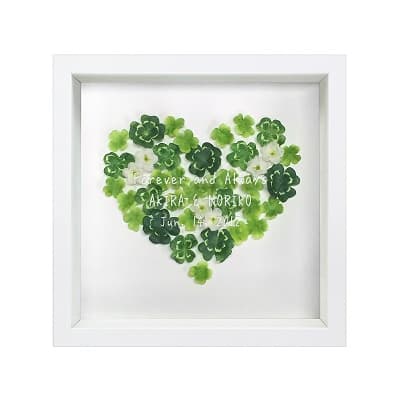 グリーンのクローバーハートの模様が付いた アートフレーム