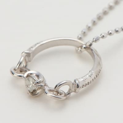 シルバーの本体に揺れる誕生石がセットされたベビーリング