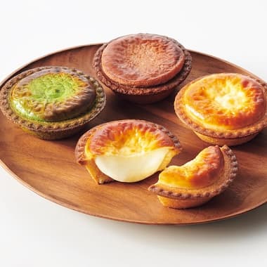 美味しそうなベイクチーズタルトと抹茶チーズタルト