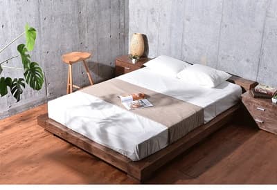 高級感のある濃い木目調のローベッド villa