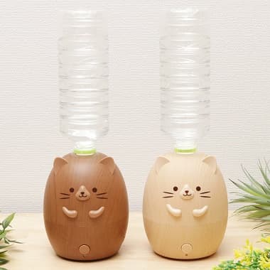 ベージュとブラウンのネコペットボトル加湿器