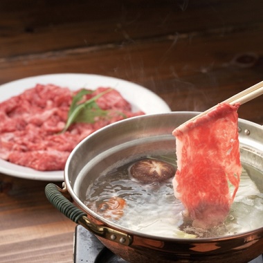 米沢牛　しゃぶしゃぶ肉をお湯にくぐらせるイメージ