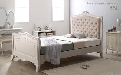 映画に出てくるようなエレガントなベッド