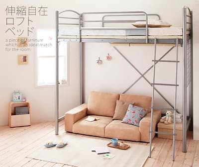 下に可愛いソファを配置したロフトベッド