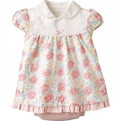 ピンクの花柄プリントの半袖ワンピース