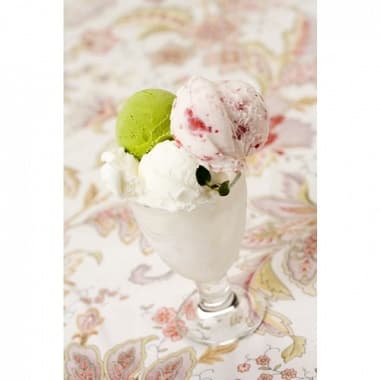 ガラスの器に入れられた美味しそうなイタリアンジェラート