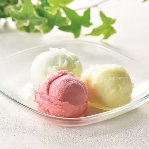 ガラスの器に盛られた青リンゴ・苺・パインアップルのアイス