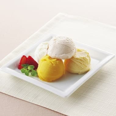 白い器に盛られたアイスクリーム・シャーベットセット