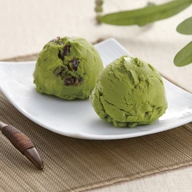 白い器に盛られたお抹茶アイスセット