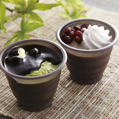 生クリームや黒蜜のかかった和のプリン