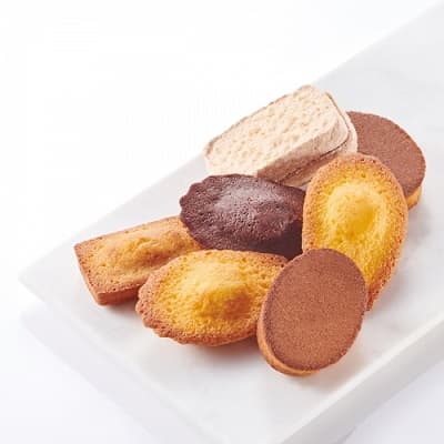 袋から出し、プレートに並べられた、美味しそうなドゥミセック詰め合わせ(8個入)