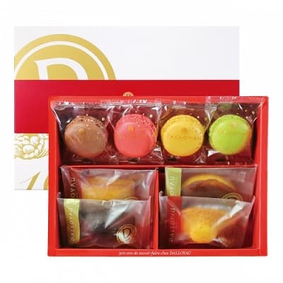 箱に詰め合わさったマカロンとドゥミセック